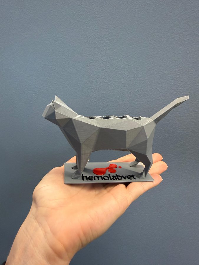 Porta tubos de coleta em formato de gato com logo hemolabvet