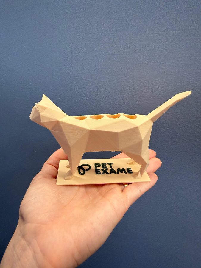 Porta tubos de coleta em formato de gato com logo Pet Exame